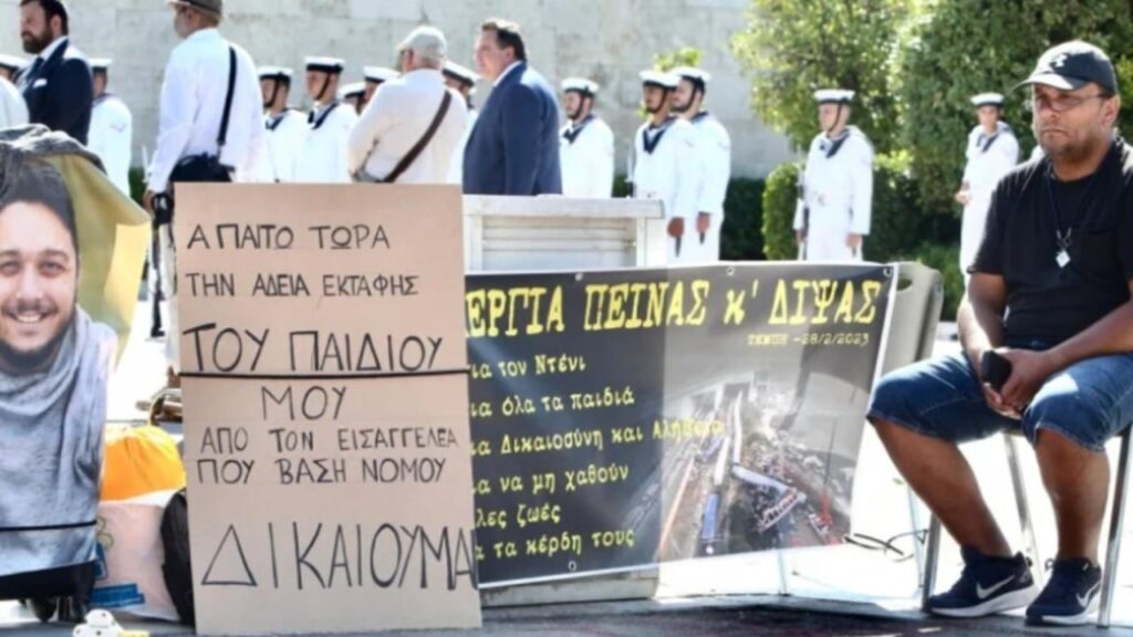 22 vjeçari shqiptar humbi jetën në tragjedinë hekurudhore të Tempit  babai i pikëlluar nis grevën në Athinë dhe prek zemrat e mijëra njerëzve