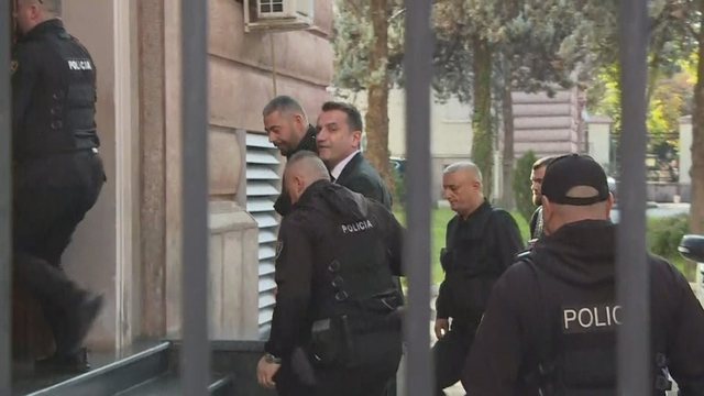 Veliaj mbërrin në Gjykatën Kushtetuese, del nga furgoni i policisë duke buzëqeshur