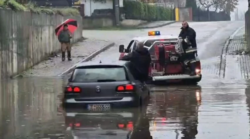 Reshjet e dendura shkaktojnë përmbytje në disa vende në Tetovë  qytetarët të shmangin nënkalimet