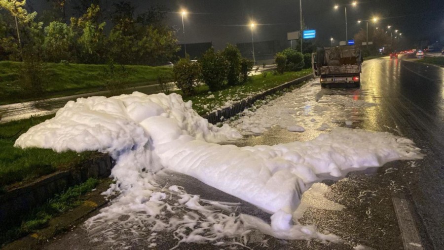Incident toksik në zemër të Shkupit  Shkumë kimike rrjedh në bulevardin  Aleksandri i Madh  në Gazi Babë