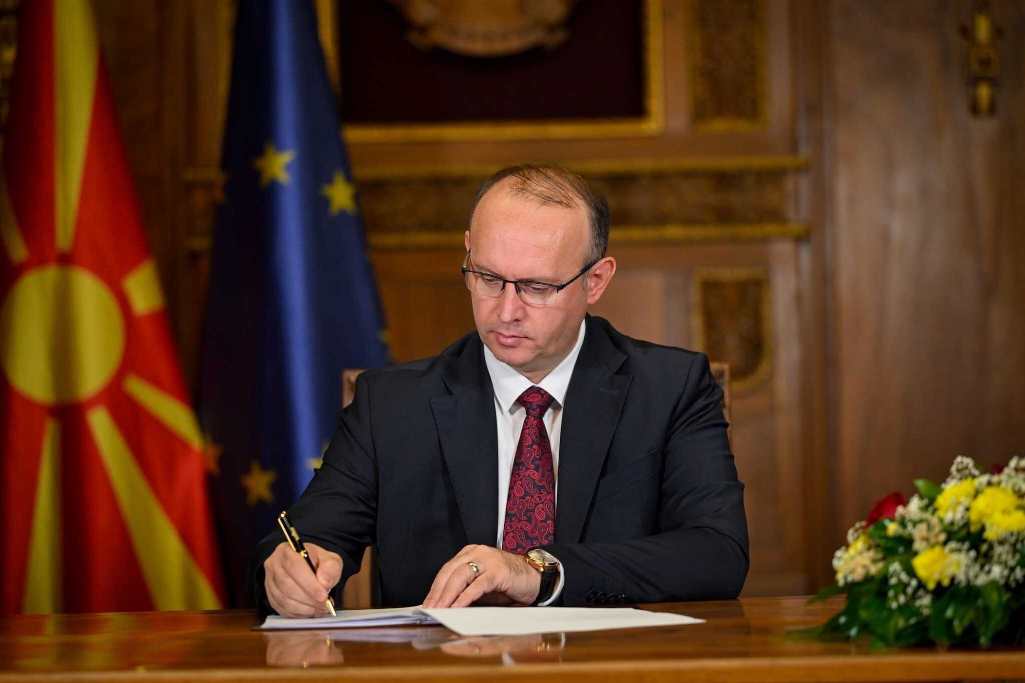 Gashi uron besimtarët katolikë  Festat e Krishtlindjeve sjellin mesazhe paqeje  solidariteti  humanizmi