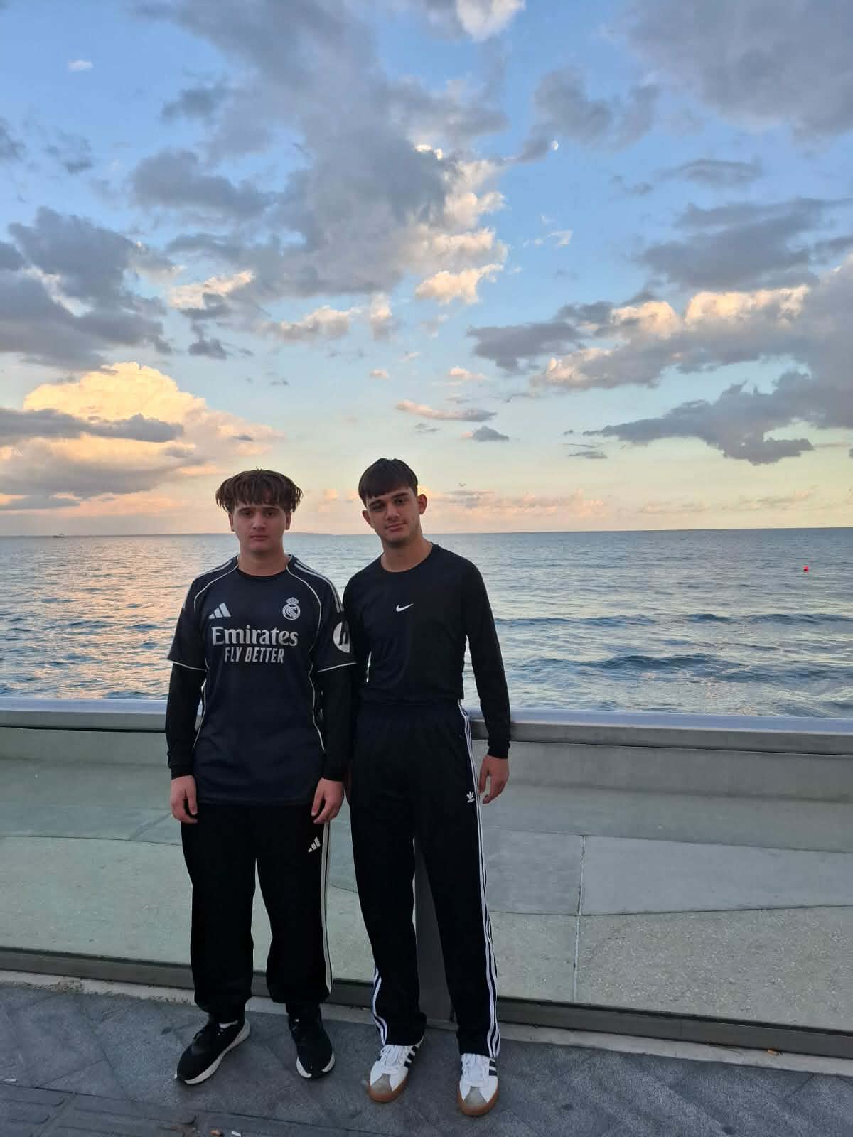 Dy vëllezërit  që po shkëlqejnë në sportin e notit dhe në aktivitete të ndryshme