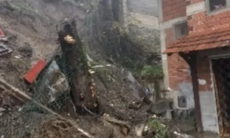 Rrëshqitje e madhe toke në Shipkovicë  QMK  Katër shtëpi janë të kërcënuara drejtpërdrejt