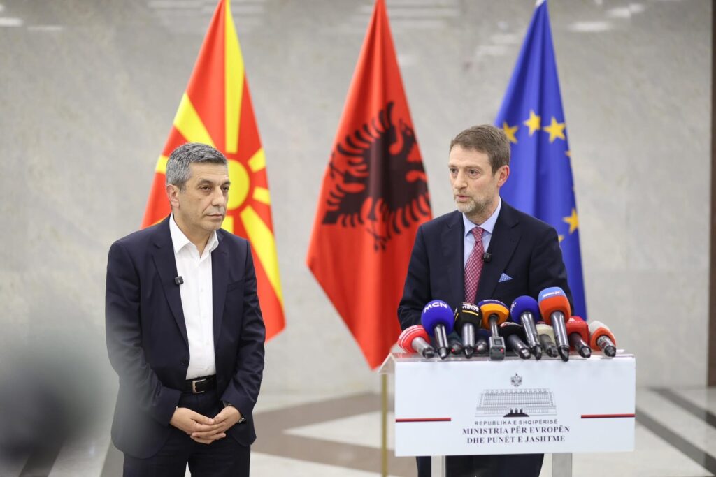 Hoxha takon Mexhitin  Nuk ka asnjë  tymnajë  që mund të ndikojë në marrëdhëniet tona