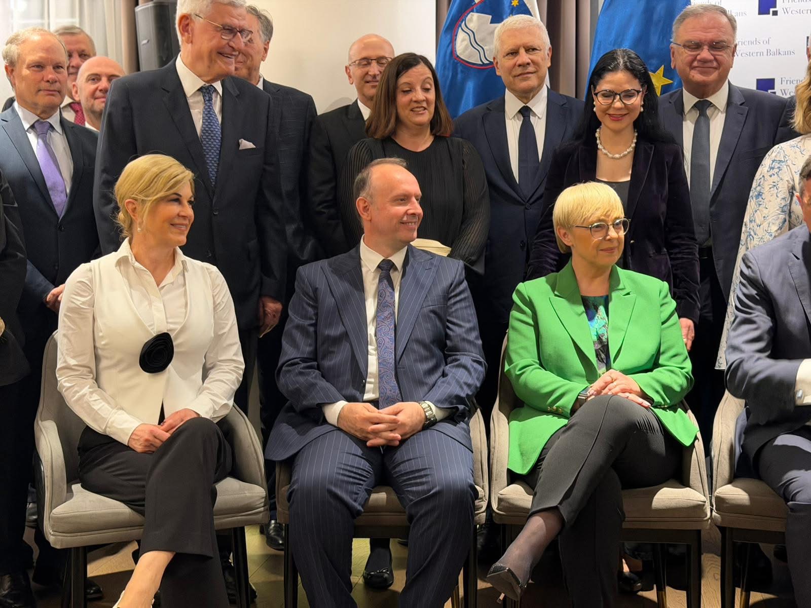 Afrim Gashi mes dy presidenteve në Lubjanë  Presidentes sllovene Musar dhe ish presidentes kroate  Kitaroviq