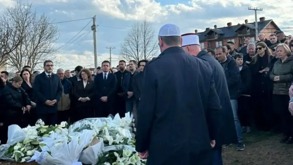 Kurti, bashkë me deputetë e ministra të VV-së, të pranishëm në varrimin e babait të Albulena Haxhiut