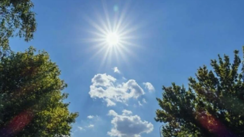 Moti sot me diell dhe i ngrohtë