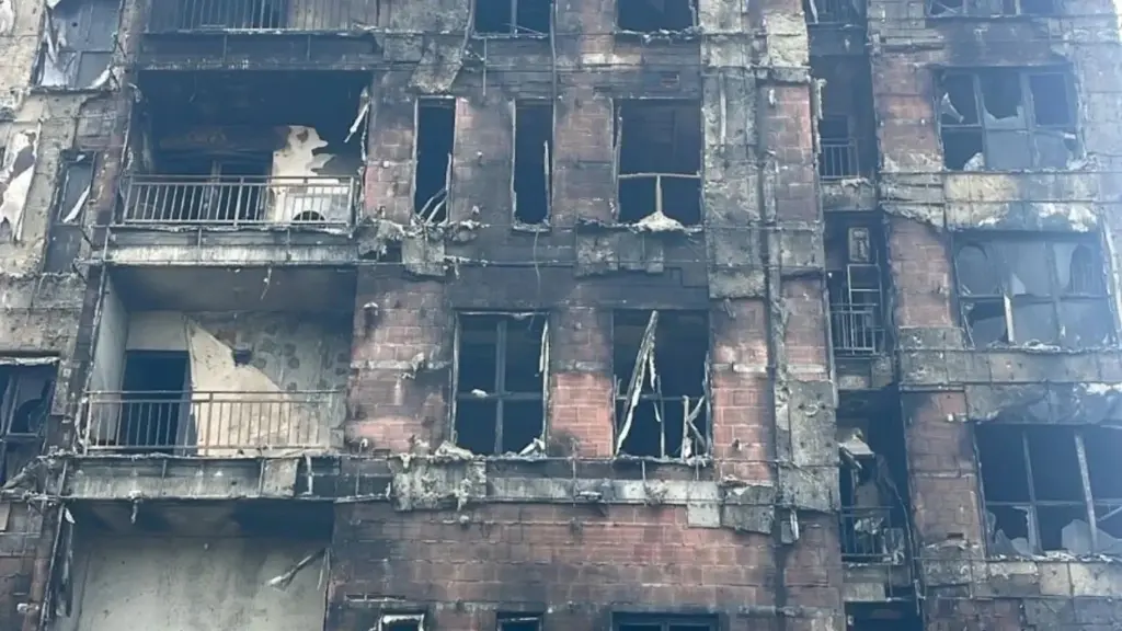 Zbardhen detajet për zjarrin në Tiranë  dyshohet se një i mitur i vuri flakën mbeturinave të marketit  çka zbuluan kamerat e sigurisë