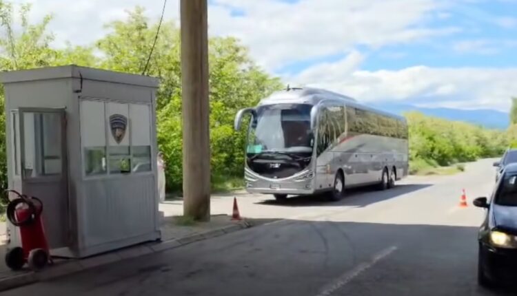 Do t i bashkoheshin protestës në RMV  policia kufitare në Bllatë ndalon autobusin me studentë shqiptarë