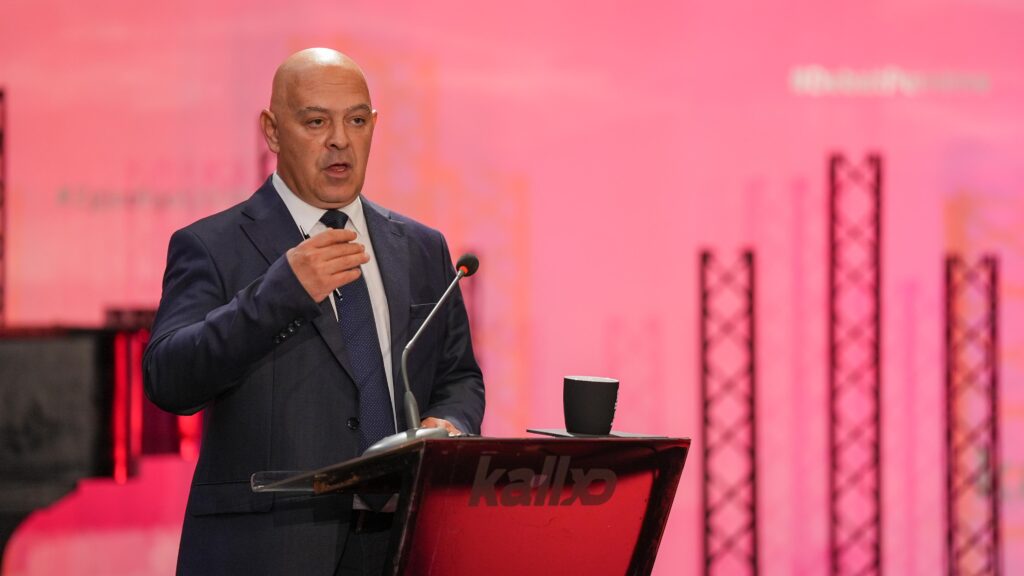 Ardian Gjini zgjidhet zyrtarisht kryetari i ri i AAK së