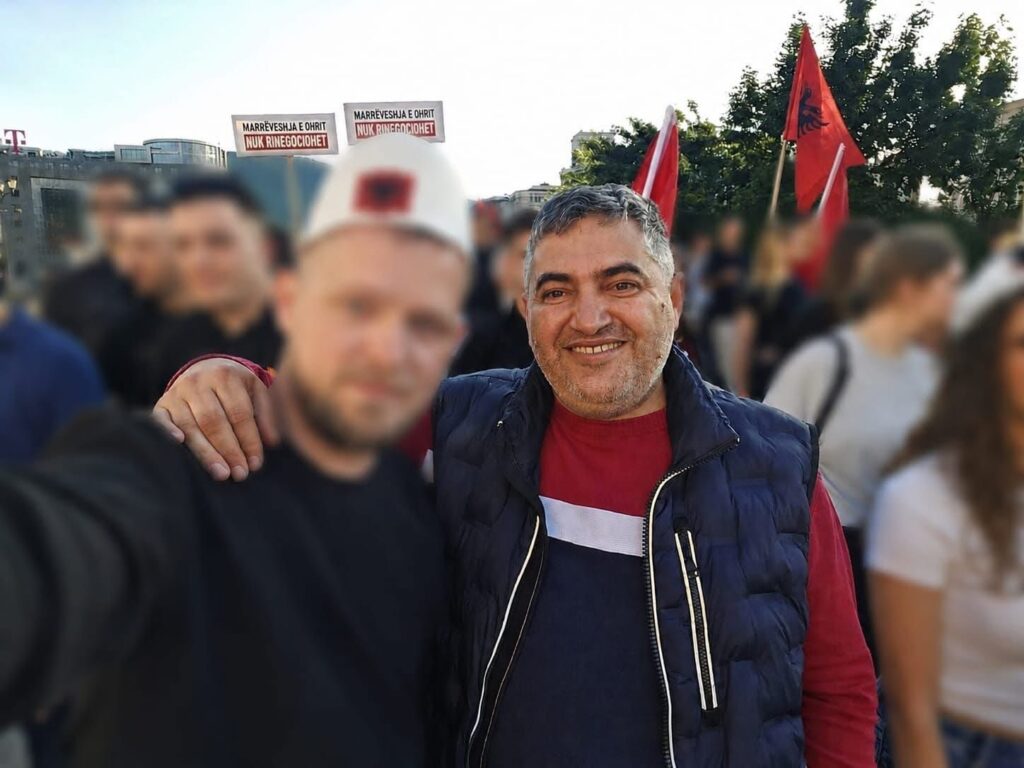 VLEN  Kundër kujt proteston Bujar Ahmeti  kundër vetvetes apo kundër axhës së tij Ali Ahmetit 
