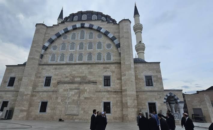 Kreu shtetëror dhe liderët e partive politike kanë uruar besimtarët për festën e Kurban Bajramit