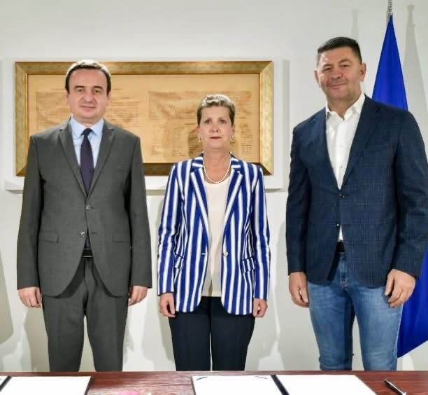 Kampioni i boksit bashkohet me  kampionin  e politikës  Luan Krasniqi përkrah Albin Kurtin