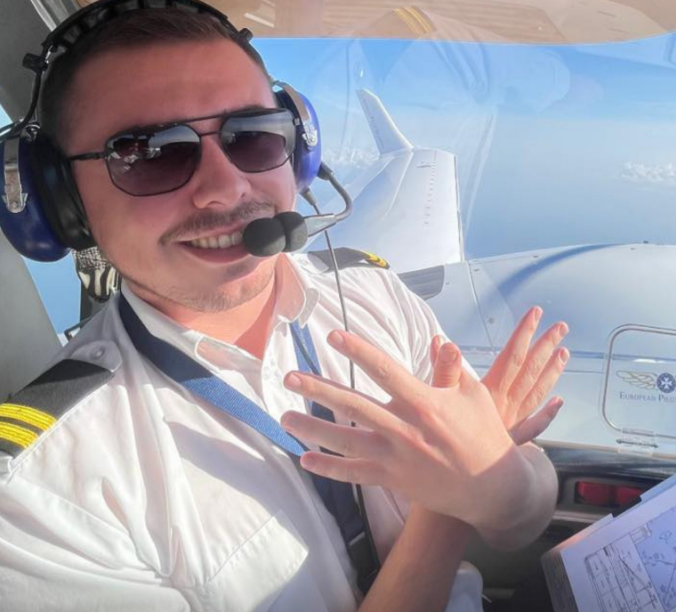 Piloti Kosovar, ka kërkuar leje për ulje në aeroportin e Prishtinës “Adem Jashari” me lot në sy e në gjuhën Shqipe