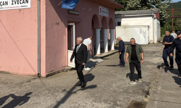 Hiqet tabela në gjuhën serbe nga objekti hekurudhor në Zveçan  vendoset flamuri i Kosovës