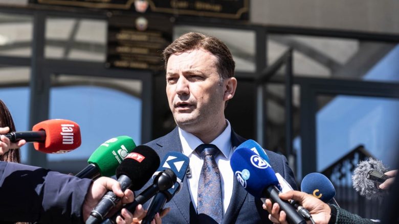 Osmani  E ndaluan gjuhën  tani heshtën himnin 