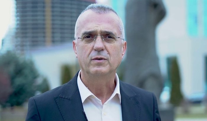 Dugolli i reagon ashpër Buzhalës   Nga po lajmërohesh  nga  bunari  apo nga  gurthyesi me ortak   