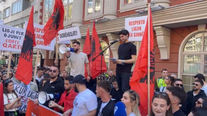 Studentët protestues i zgjerojnë kërkesat për gjuhën shqipe përtej provimit të jurisprudencës