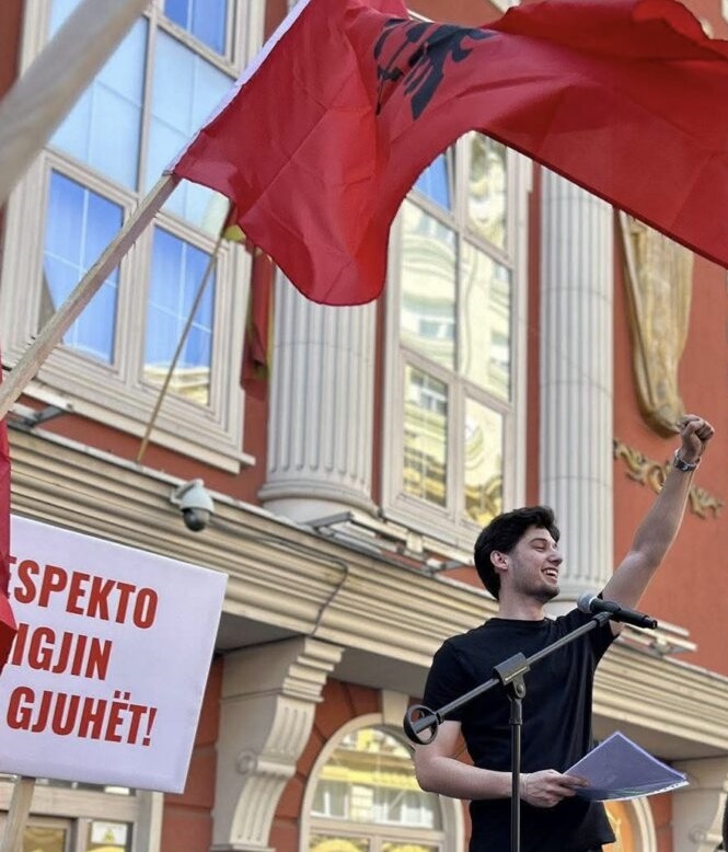 Ademi  Lëshoni menjëherë vëllezërit tanë shqiptarë të ndaluar në pikën kufitare 