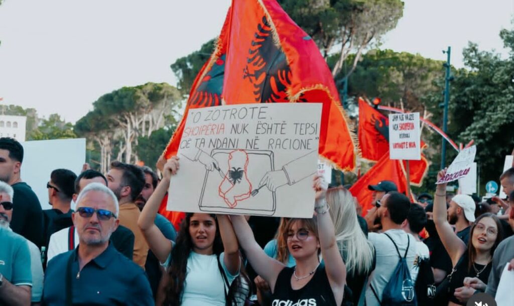 PSE PO FLASIM PËR GREKËT DHE JO PËR TOKAT QË PO HUMBASIM?
