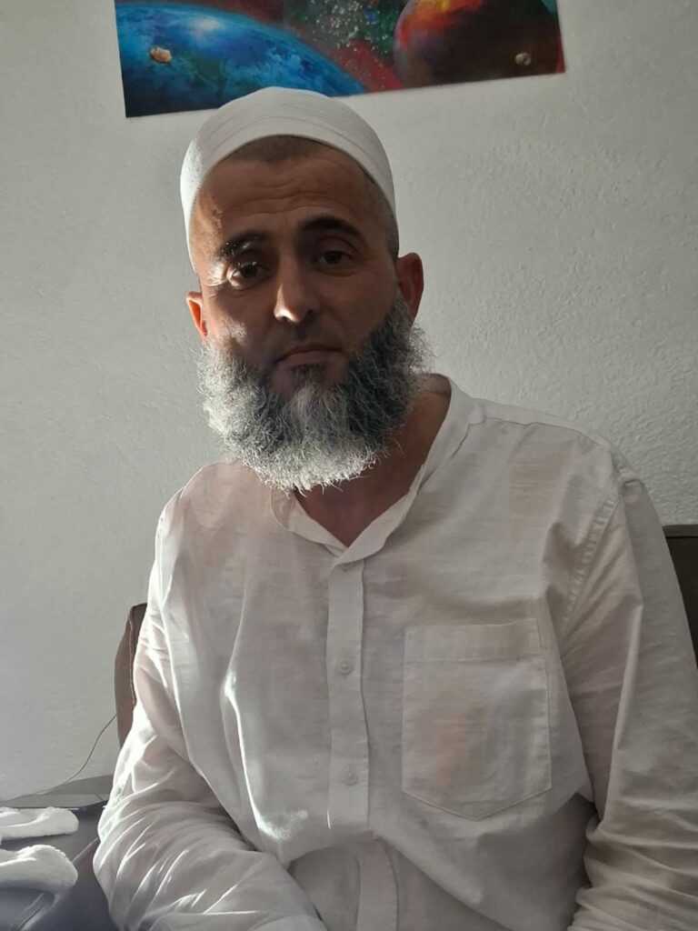 Vr itet me thikë imami kosovar