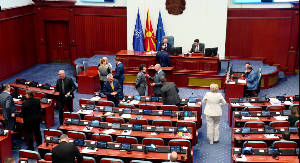 Përplasje e ashpër në Kuvend për Ligjin e Përfaqësimit të Drejtë dhe Adekuat