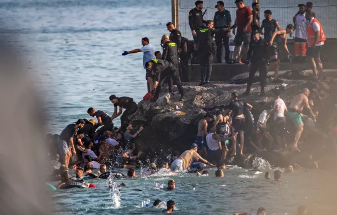 Të paktën 34 të vdekur në përpjekjen për ta kaluar kufirin, 60 mijë migrantë hyjnë në Ceuta