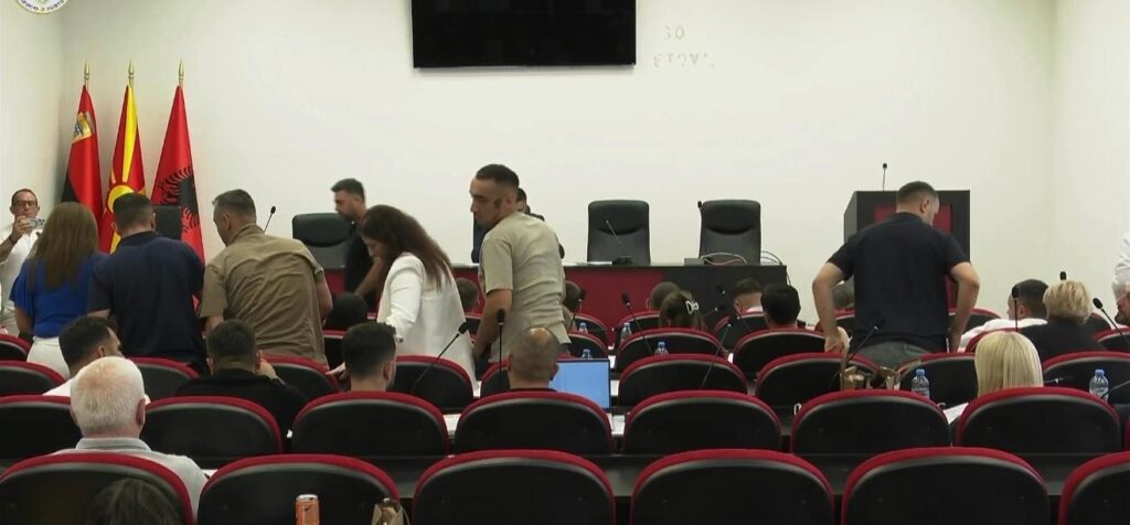BDI lëshon seancën, nuk qëndron për të mbrojtur emrat e rrugëve në Tetovë