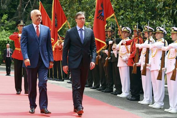 velica-per-vuciqin-pritje-me-tapet-te-kuq-per-deputetet-shqiptare-nga-rmv-ndalese