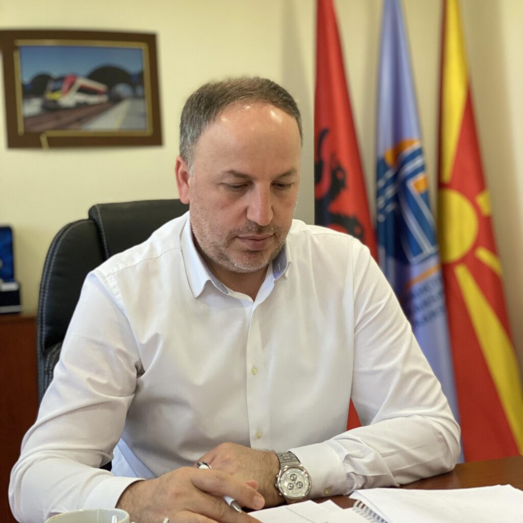 Azizi kritikon Ali Ahmetin për heshtjen ndaj situatës në Gostivar: “Fshati digjet, plaka krihet!”
