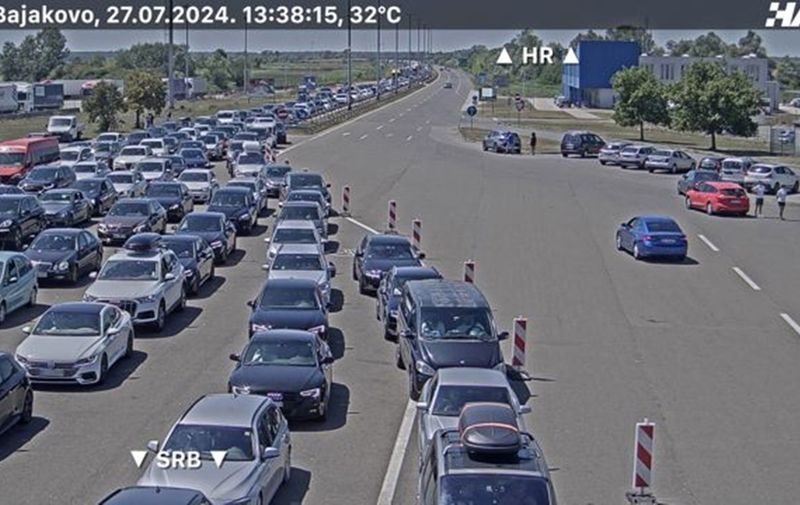 Mërgimtarët të bllokuar në kufirin Kroaci-Serbi që nga ora 02.00 e natës