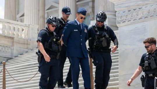 Rast i parë historik në ushtrinë e SHBA, majori Jason Watson akuzohet zyrtarisht sipas Nenit 88 për deklaratat kundër Presidentit Trump