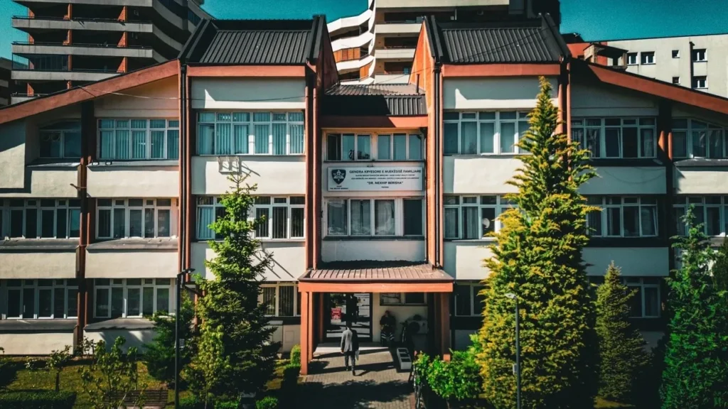 Dy infermierë ndalohen në Prizren, dyshohet se përvetësuan mbi dy mijë euro nga pagesat e pacientëve