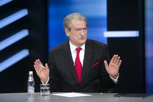 ‘Do t’ju shterojë ujin!’ Berisha reagon ndaj Vuçiçit: Kërcënimi i fundit i padronit të Edi Ramës, ndaj Kosovës