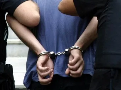 Kërcënoi drejtorin dhe hyri me forcë në zyrat e tij, arrestohet personi i dhunshëm