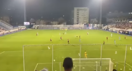 Tallje me Mladic/ Pamje të pazakonta në Serbi, tifozët e Novi Pazarit mbushin fushën me pampersa