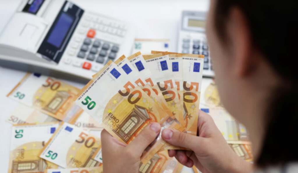 Frika nga krizat po i shtyn evropianët të mbajnë më shumë para të gatshme