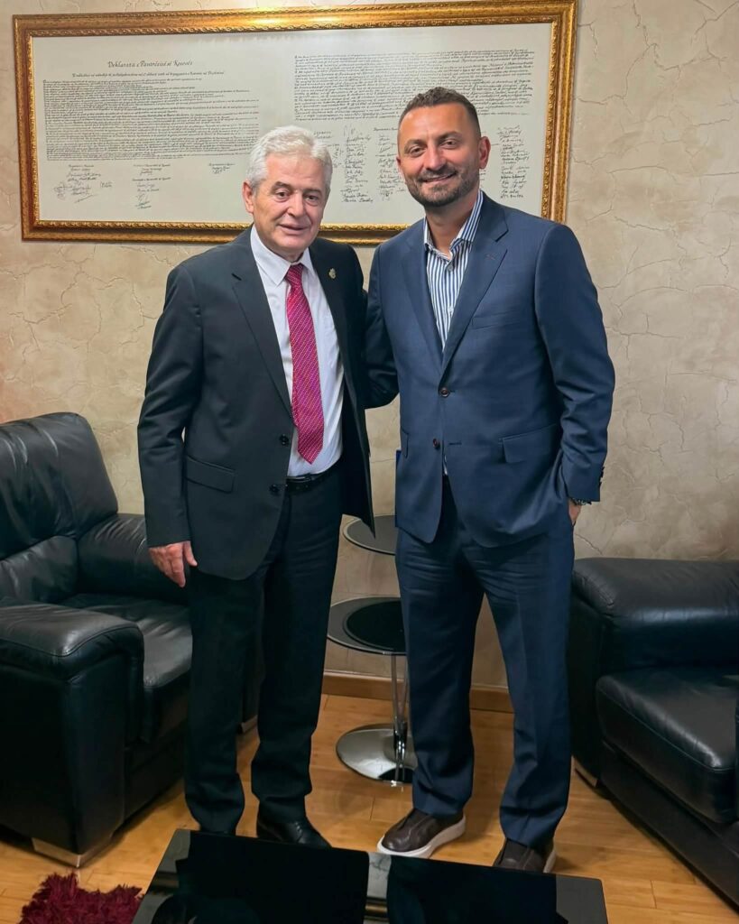 Politikani shqiptar në Amerikë i shkoi në takim Ali Ahmetit, biseduan për çështjen kombëtare