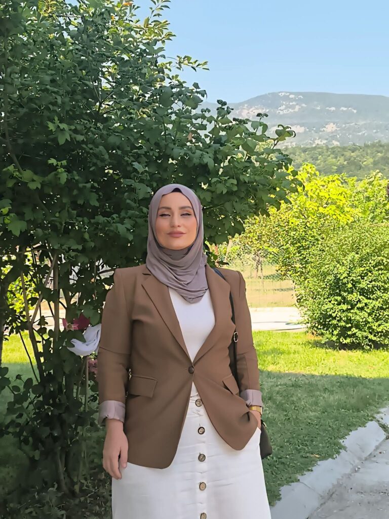 Intelektualen nga Shkupi me doktoratë vetëm pse e panë me mbulesë, menduan se është me shkollë të mesme!
