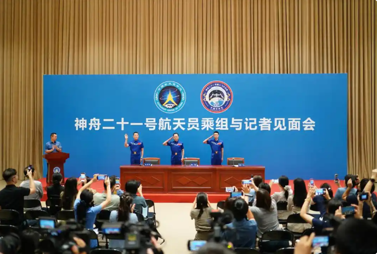 Astronautët të “Shenzhou-21” rrëfejnë momentet kryesore nga misioni 210-ditor