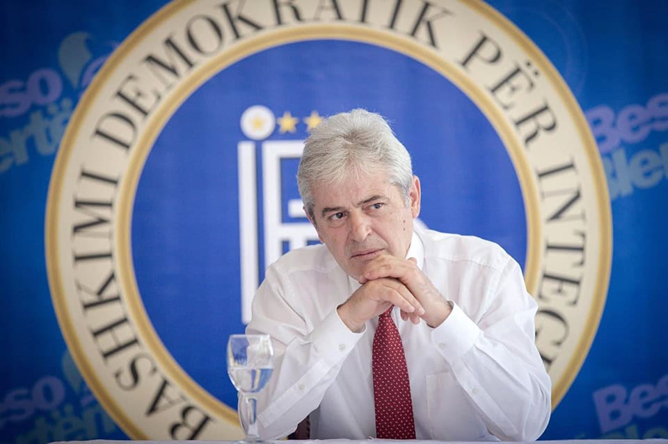 Ali Ahmeti përkujton viktimat e Lubotenit: Plagët e historisë nuk mbyllen duke i harruar