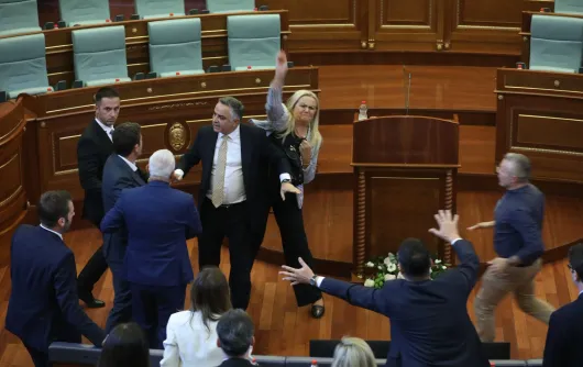 Tensione në Kuvend, ndërpritet seanca – Kadriaj gjuan me vezë drejt Kurtit / VIDEO