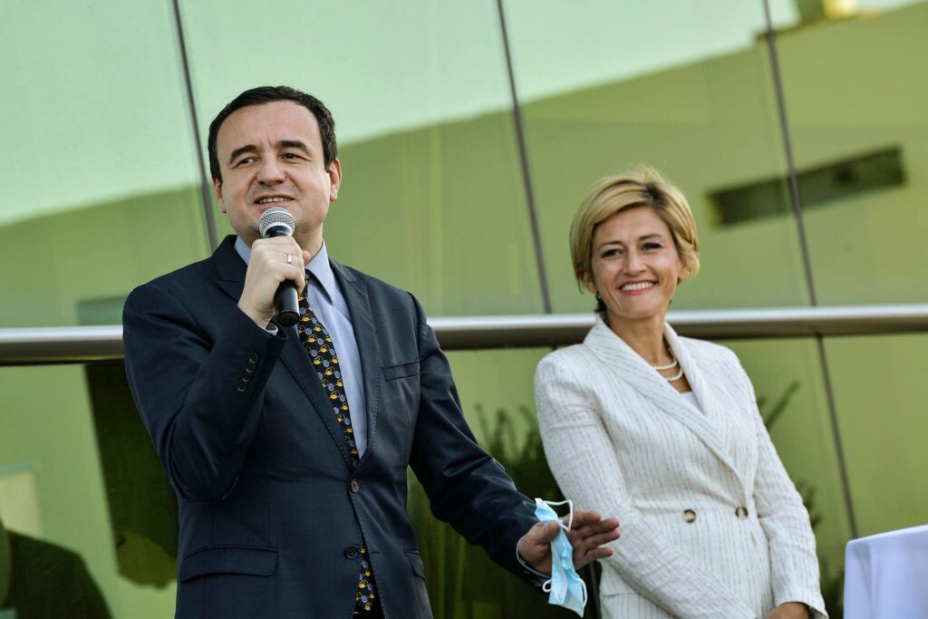 Pas aksionit me vezë, aleatja e Kurtit ironizon Time Kadrijajn dhe koleget e saj