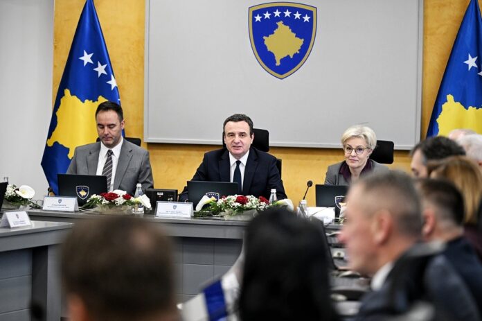 A bartin përgjegjësi penale qeveritarët në detyrë për mbajtjen e dy funksioneve?