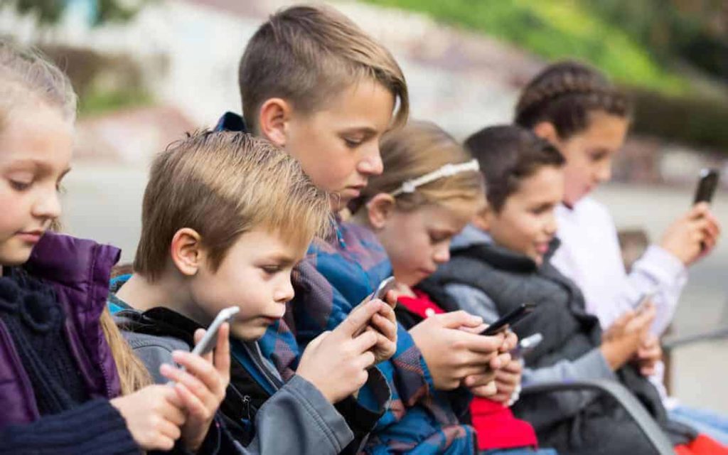 Rrjetet sociale lidhen me rezultate më të dobëta në shkollë