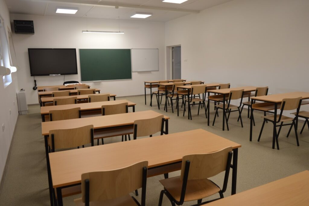 Mijëra nxënës më pak në klasë të parë! Nataliteti i ulët apo emigrimi, cila është arsyeja?!
