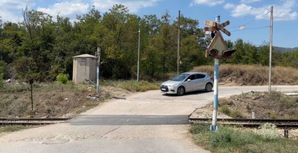 Llojan, rrezik në kalimin hekurudhor! Banorët kërkojnë tra dhe sinjalistikë të re
