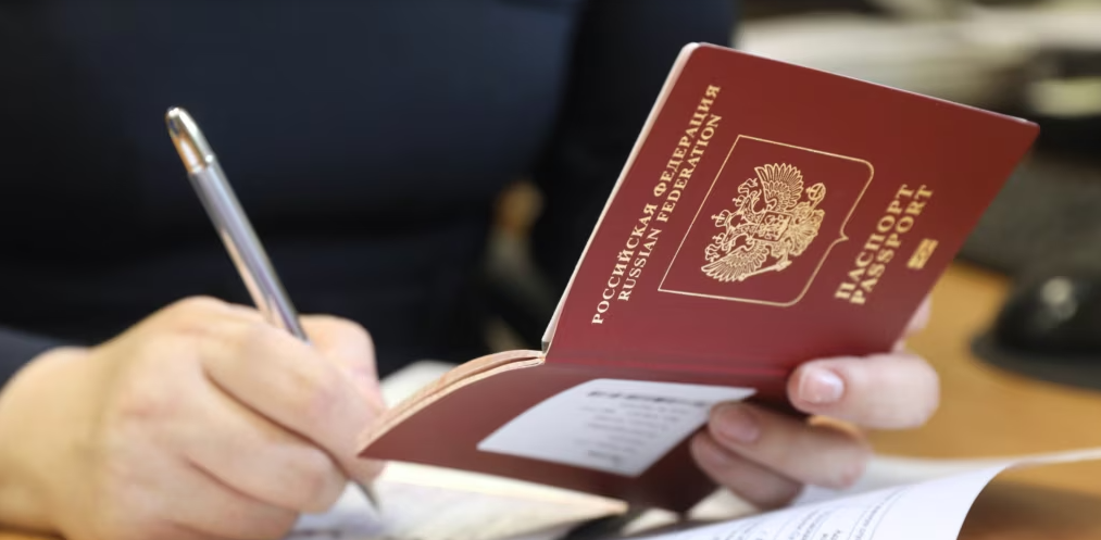 Moska ua vështirëson rusëve heqjen dorë nga shtetësia