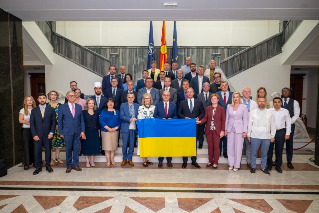 Deputetë shqiptarë të RMV-së nuk ia falin Zelenskit, u bojkotua sesioni i organizuar në nder të Ukrainës