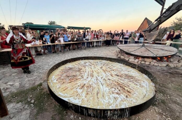 Përgatitet flia gjigante 3 metërshe në Festivalin e Flisë në Prapashticë, vizitorët shijojnë falas kos e produkte tradicionale